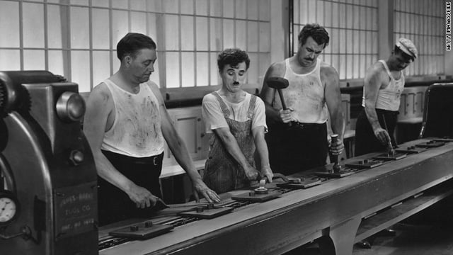 Cena do filme "Tempos Modernos", de Charles Chaplin, que mostra a realidade da indústria sem automação.